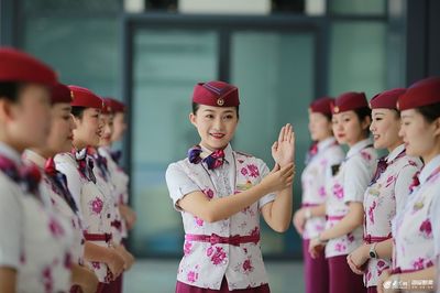 重慶&ldquo;動姐&rdquo;禮儀培訓備戰鐵路調圖 蹲姿微笑培訓一絲不茍