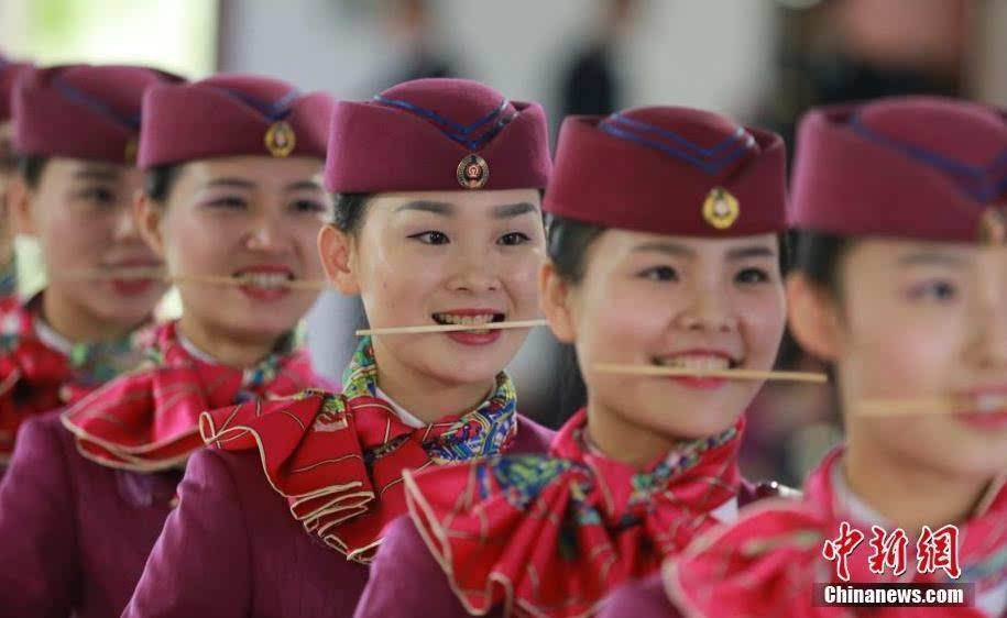 重慶"動(dòng)妹"禮儀培訓(xùn) 咬筷子練微笑